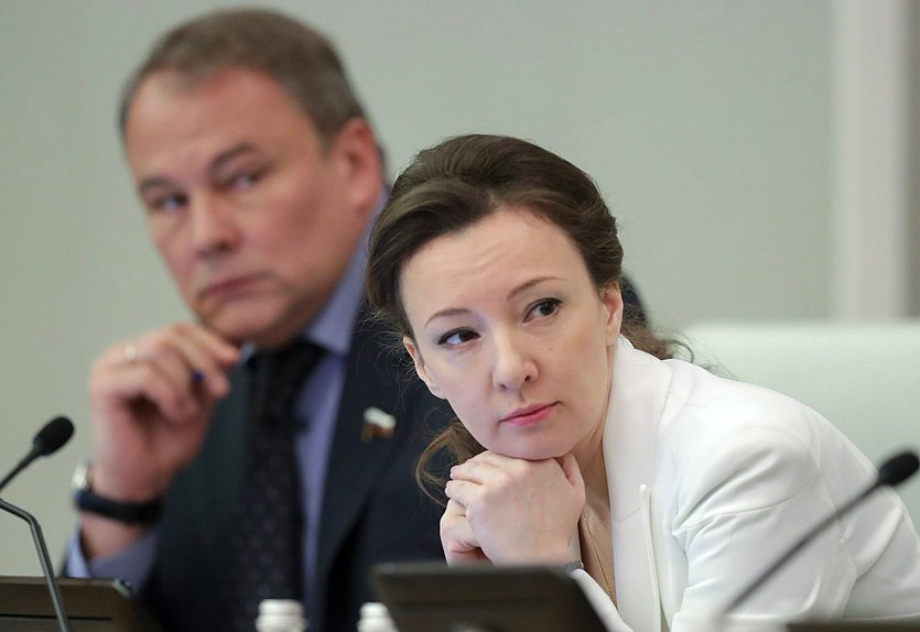 Заместители Председателя Государственной Думы Анна Кузнецова и Петр Толстой