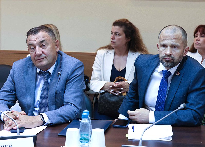 Член Комитета по строительству и ЖКХ Марат Нуриев и Первый заместитель Председателя Комитета Роман Лябихов