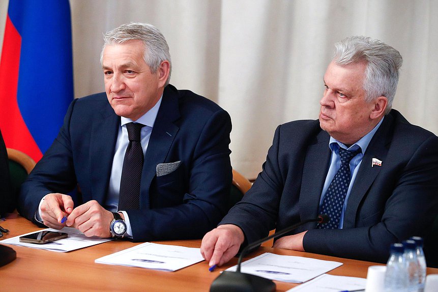 Первый заместитель Председателя Комитета по охране здоровья Леонид Огуль (слева)