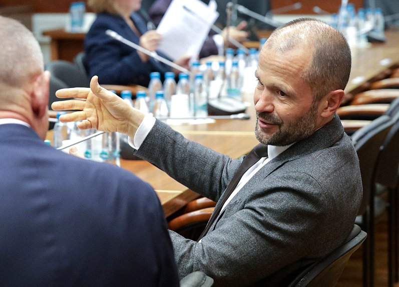 Первый заместитель Председателя Комитета по строительству и ЖКХ Роман Лябихов