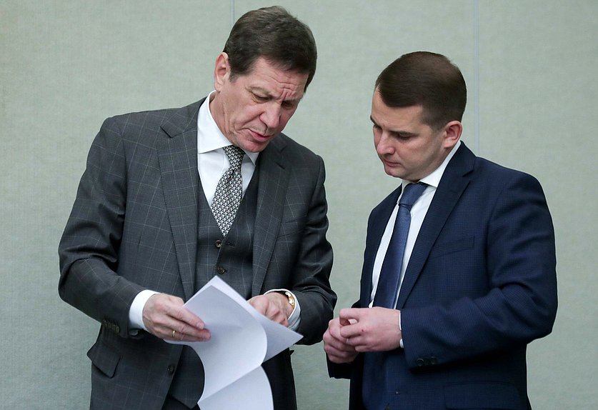 Первый заместитель Председателя Государственной Думы Александр Жуков и Председатель Комитета по труду, социальной политике и делам ветеранов Ярослав Нилов