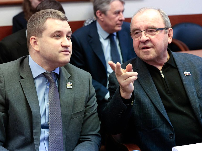 Первый заместитель Председателя Комитета по развитию гражданского общества, вопросам общественных и религиозных объединений Артем Бичаев и член Комитета по бюджету и налогам Виктор Селиверстов