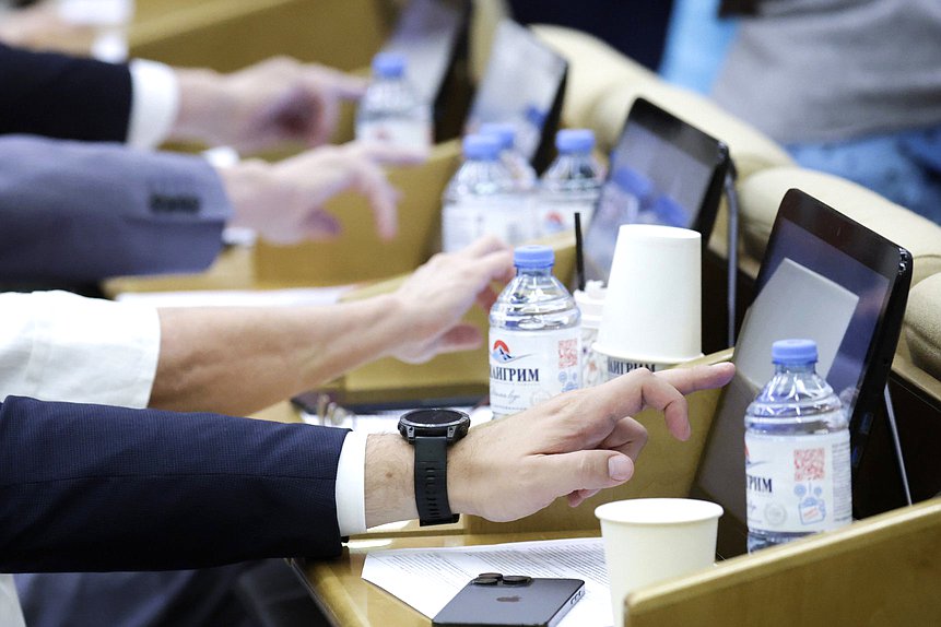 Пленарное заседание нейтральная голосование