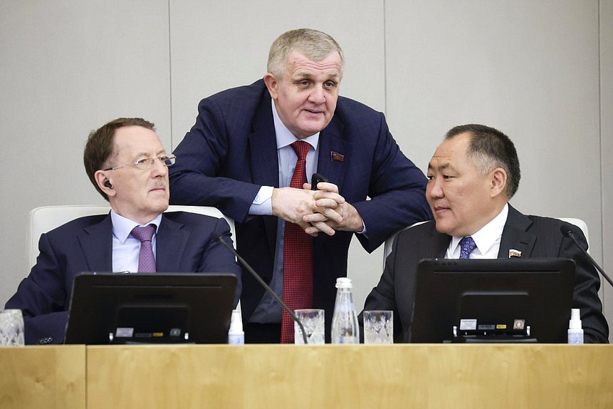 Заместитель Председателя Государственной Думы Алексей Гордеев, Первый заместитель Председателя Комитета по труду, социальной политике и делам ветеранов Николай Коломейцев и заместитель Председателя Государственной Думы Шолбан Кара-оол