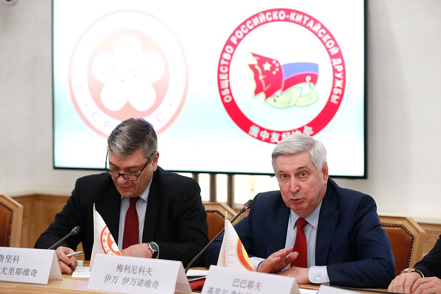 Первый заместитель Председателя Государственной Думы Иван Мельников (справа)