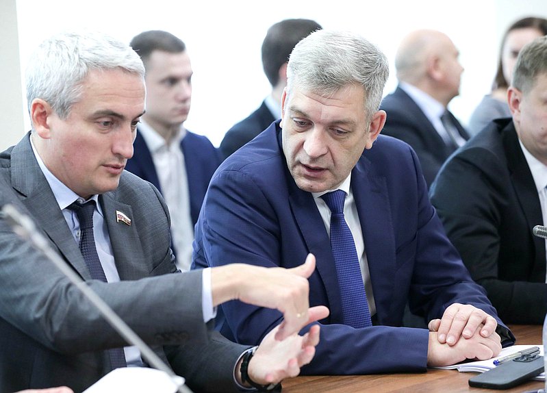 Члены Комитета по промышленности и торговле Владимир Иванов и Евгений Нифантьев