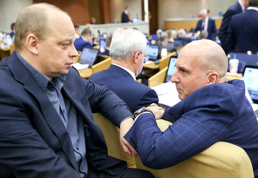 Член Комитета по культуре Владимир Крупенников и Первый заместитель Председателя Комитета по государственному строительству и законодательству Юрий Синельщиков