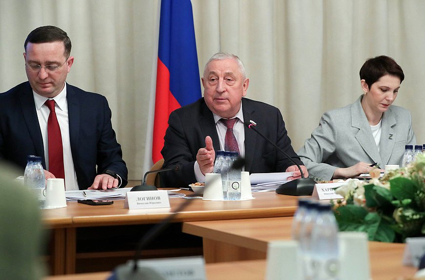 Первый заместитель Председателя Комитета по развитию Дальнего Востока и Арктики Вячеслав Логинов, Председатель Комитета Николай Харитонов и заместитель Председателя Комитета по экологии, природным ресурсам и охране окружающей среды Жанна Рябцева