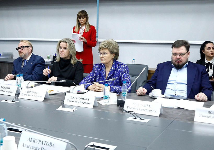 Заместитель Председателя Комитета по защите семьи, вопросам отцовства, материнства и детства Виталий Милонов и члены Комитета Ольга Коробова, Татьяна Ларионова и Евгений Марченко