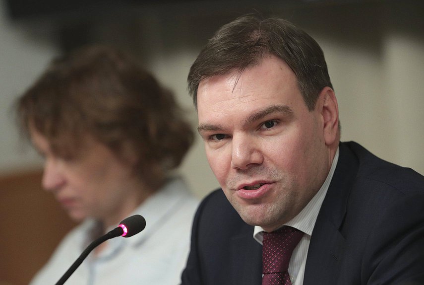Председатель Комитета по информационной политике, информационным технологиям и связи Леонид Левин