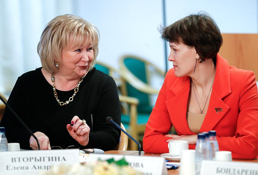 Заместитель Председателя Комитета по вопросам семьи, женщин и детей Елена Вторыгина и член Комитета по защите конкуренции Ирина Филатова