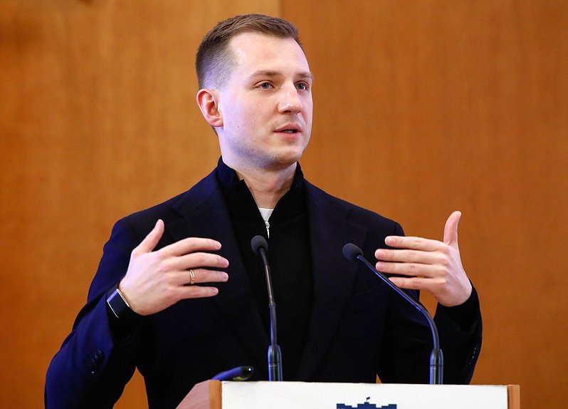 Председатель Комитета по молодежной политике Артем Метелев