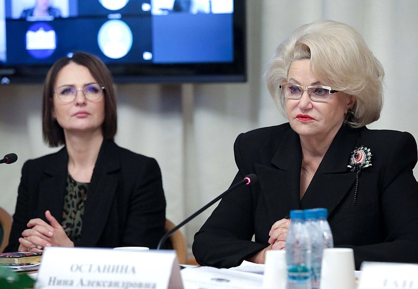 Первый заместитель Председателя Комитета по защите семьи, вопросам отцовства, материнства и детства Татьяна Буцкая и Председатель Комитета Нина Останина