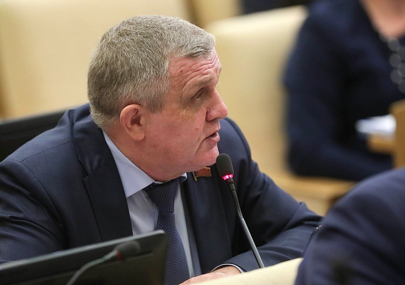 Первый заместитель Председателя Комитета по труду, социальной политике и делам ветеранов Николай Коломейцев