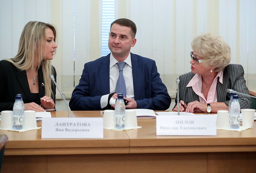 Первый заместитель Председателя Комитета по просвещению Яна Лантратова, Председатель Комитета по труду, социальной политике и делам ветеранов Ярослав Нилов и Сенатор РФ Людмила Нарусова