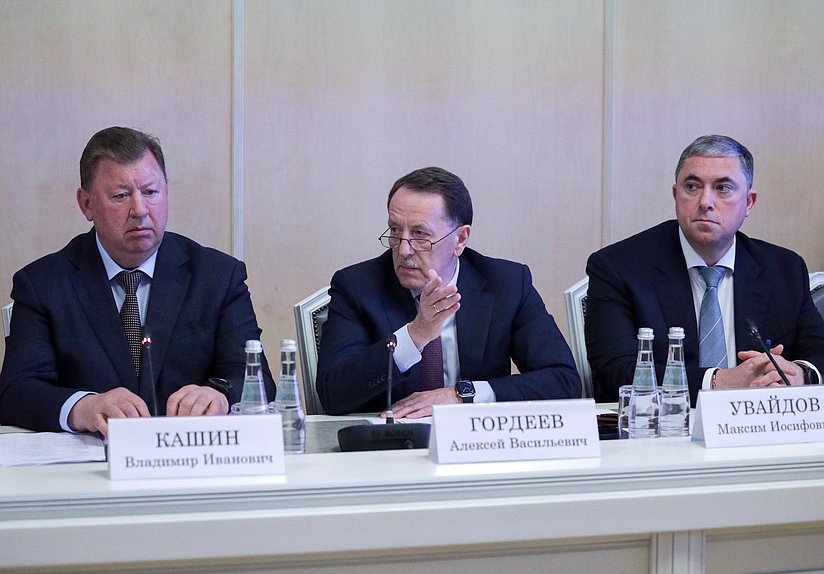 Председатель Комитета по аграрным вопросам Владимир Кашин, Заместитель Председателя Государственной Думы Алексей Гордеев и статс-секретарь – заместитель Министра сельского хозяйства Максим Увайдов