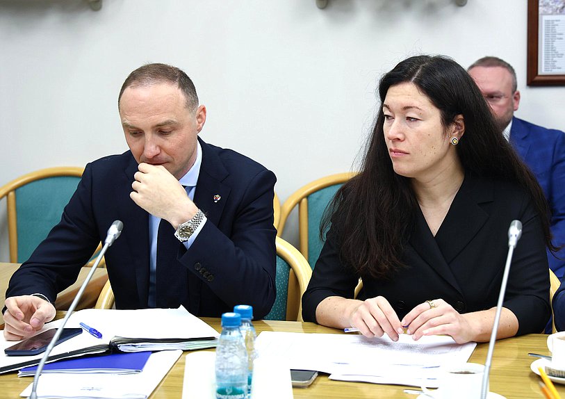 Статс-секретарь — заместитель Министра РФ по развитию Дальнего Востока и Арктики Антон Басанский и заместитель Министра Российской Федерации по развитию Дальнего Востока и Арктики Эльвира Нургалиева