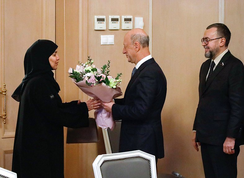 Заместитель Председателя Государственной Думы Александр Бабаков и заместитель Консультативного совета Государства Катар Хамда бинт Хасан Ас-Сулейти