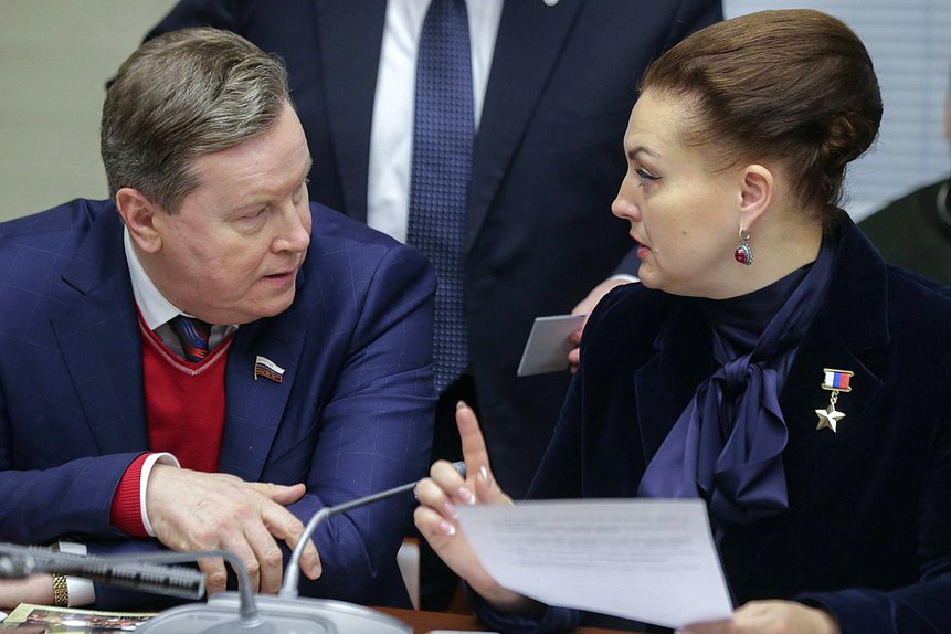 Первый заместитель Председателя Комитета по контролю и Регламенту Олег Нилов и заместитель Председателя Комитета по экологии и охране окружающей среды Елена Серова