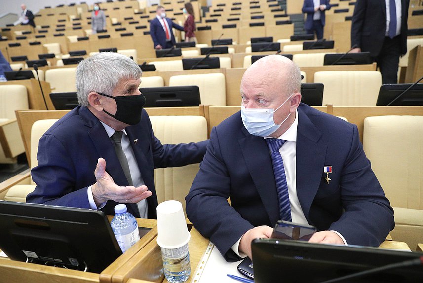 Заместитель Председателя Комитета по аграрным вопросам Алексей Лавриненко и Первый заместитель Председателя Комитета по обороне Андрей Красов