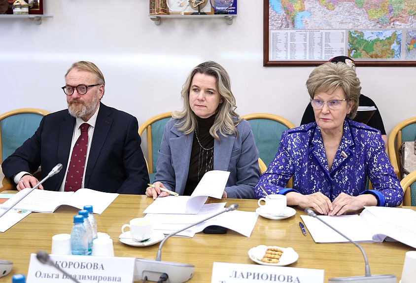 Члены Комитета по защите семьи, вопросам отцовства, материнства и детства Виталий Милонов, Ольга Коробова и Татьяна Ларионова