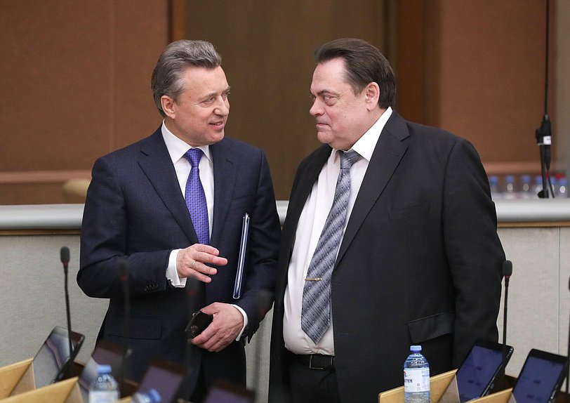 Заместитель Председателя Комитета по безопасности и противодействию коррупции Анатолий Выборный и Председатель Комитета по делам национальностей Геннадий Семигин