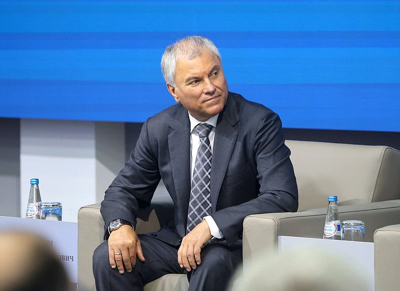 Председатель Государственной Думы Вячеслав Володин. Пленарное заседание Молодежного Форума Союзного государства «Роль молодежи в сохранении и защите исторической памяти»