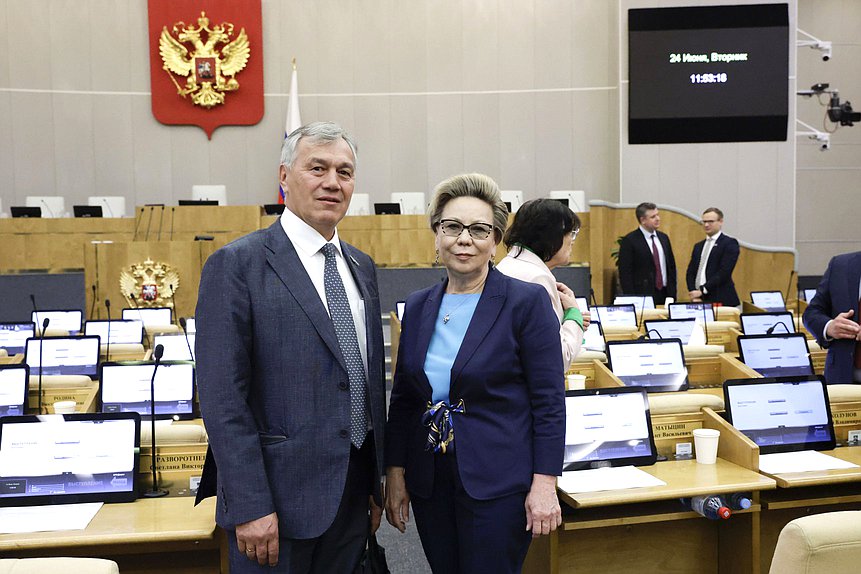 Член Комитета по бюджету и налогам Галина Данчикова (справа)