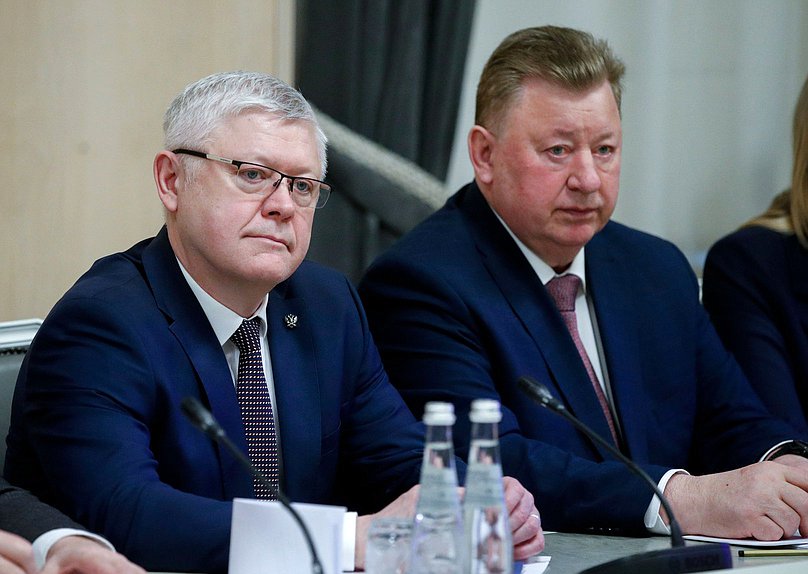 Председатель Комитета по безопасности и противодействию коррупции Василий Пискарев и Председатель Комитета по аграрным вопросам Владимир Кашин