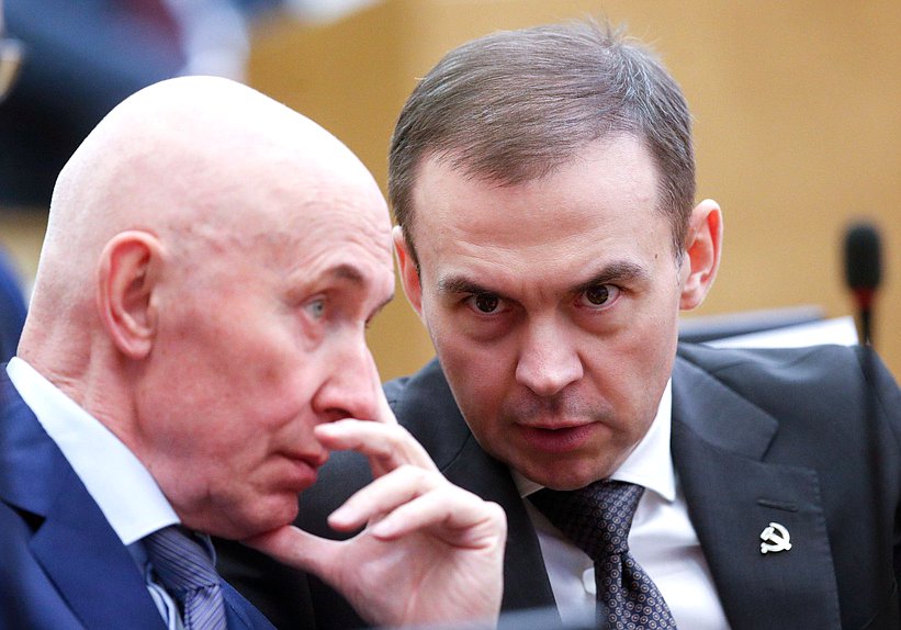 Первый заместитель Председателя Комитета по государственному строительству и законодательству Юрий Синельщиков и Первый заместитель Председателя Комитета по безопасности и противодействию коррупции Юрий Афонин