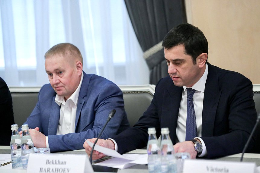 Члены Комитета по безопасности и противодействию коррупции Андрей Альшевских и Бекхан Барахоев