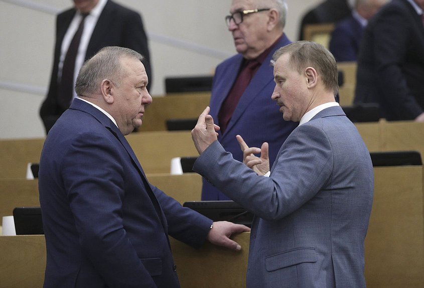 Председатель Комитета по обороне Владимир Шаманов и член Комитета по транспорту и строительству Сергей Веремеенко