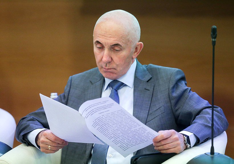 Первый заместитель Председателя Комитета по государственному строительству и законодательству Юрий Синельщиков