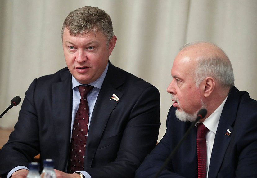Заместитель Председателя Комитета по экологии, природным ресурсам и охране окружающей среды Евгений Марков и член Комитета Вадим Шувалов
