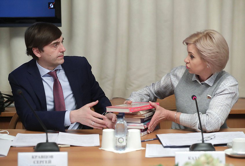 Министр просвещения РФ Сергей Кравцов и Председатель Комитета по просвещению Ольга Казакова