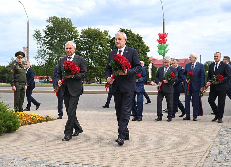 Председатель Государственной Думы Вячеслав Володин и Председатель Палаты представителей Национального собрания Республики Беларусь Игорь Сергеенко возложили цветы к камню К.Симонова