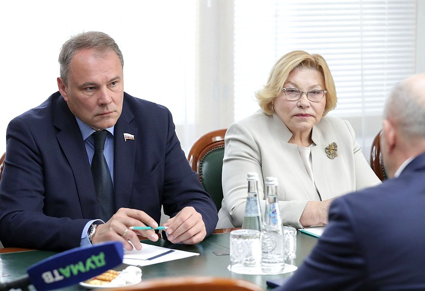 Заместитель Председателя Государственной Думы Петр Толстой и Первый заместитель Председателя Комитета по культуре Елена Драпеко