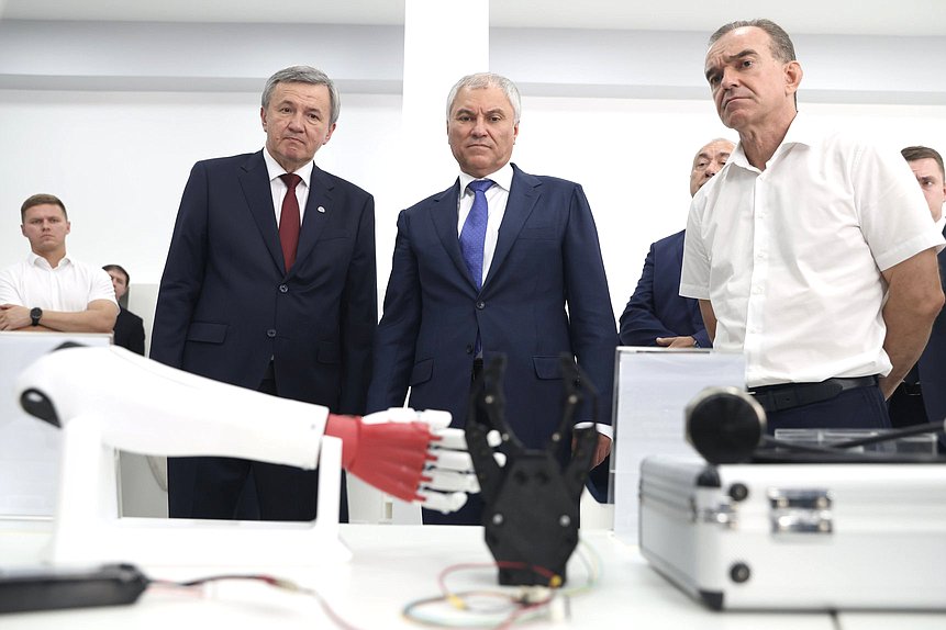 Председатель Государственной Думы Вячеслав Володин, губернатор Краснодарского края Вениамин Кондратьев и ректор Кубанского государственного университета Михаил Астапов