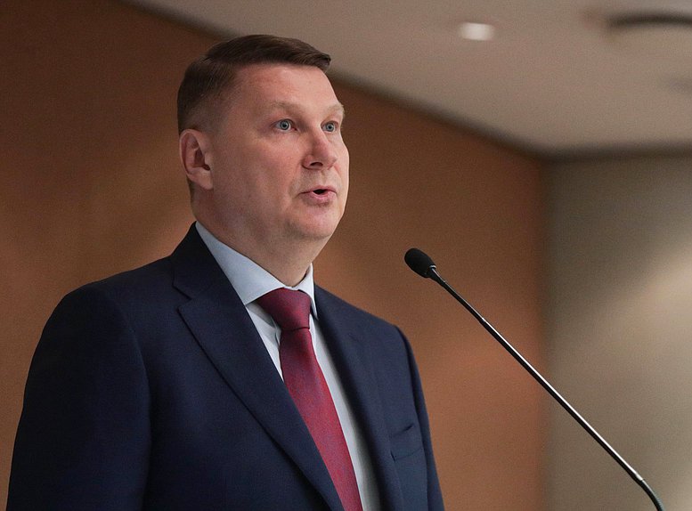 Полномочный представитель Правительства РФ в Государственной Думе Александр Синенко