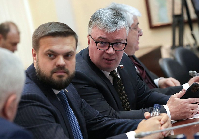 Заместитель Председателя Комитета по делам СНГ, евразийской интеграции и связям с соотечественниками Артем Туров и член Комитета Артем Кавинов