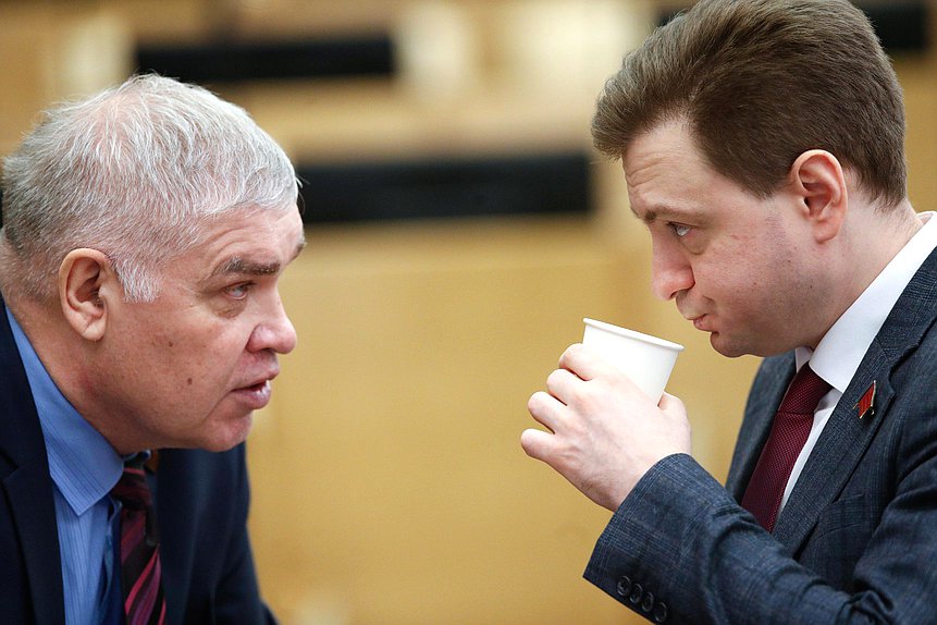 Член Комитета по труду, социальной политике и делам ветеранов Андрей Алехин и заместитель Председателя Комитета по контролю Георгий Камнев