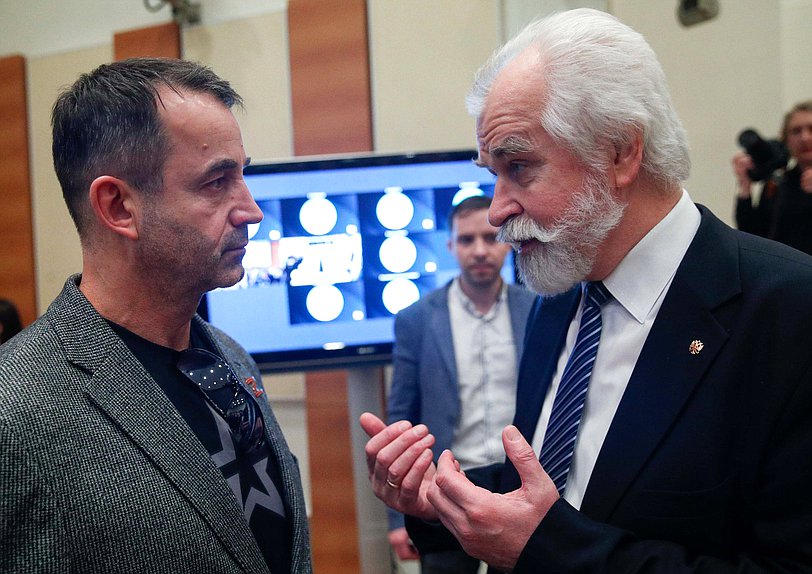 Первый заместитель Председателя Комитета по культуре Дмитрий Певцов (слева)