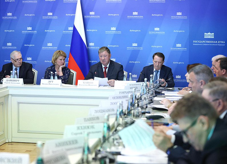 Руководитель Федеральной службы по ветеринарному и фитосанитарному надзору Сергей Данкверт, Министр сельского хозяйства РФ Оксана Лут, Председатель Комитета по аграрным вопросам Владимир Кашин и заместитель Председателя Государственной Думы Алексей Гордеев