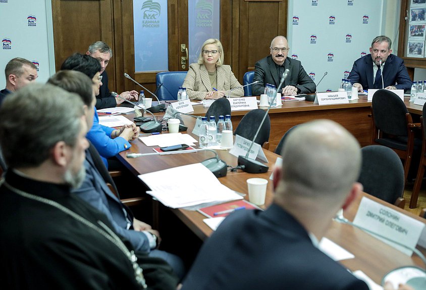 Заместитель Председателя Комитета по науке и высшему образованию Екатерина Харченко и Председатель Комитета Сергей Кабышев