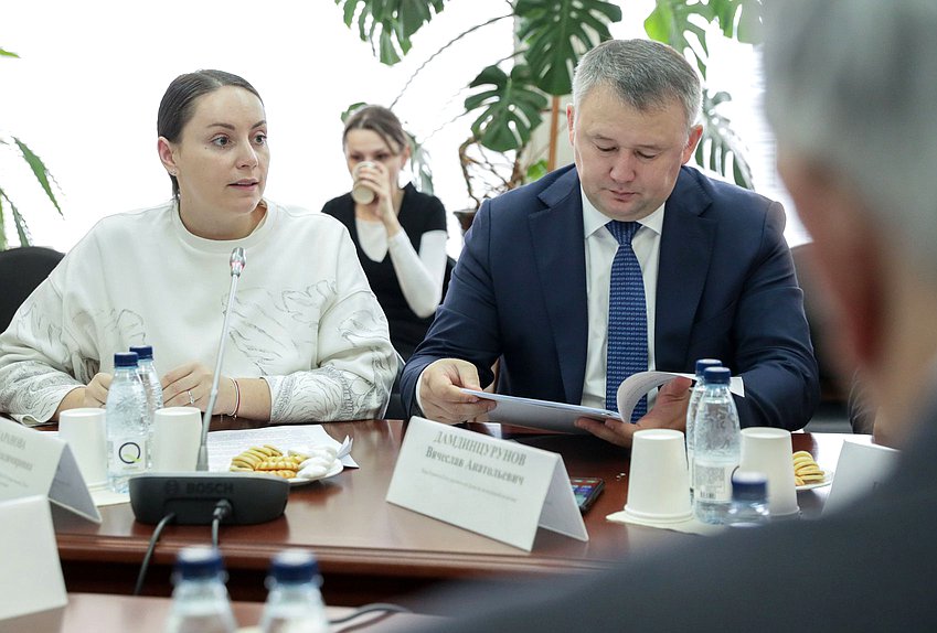 Заместитель Председателя Комитета по молодежной политике Юлия Саранова и член Комитета Вячеслав Дамдинцурунов