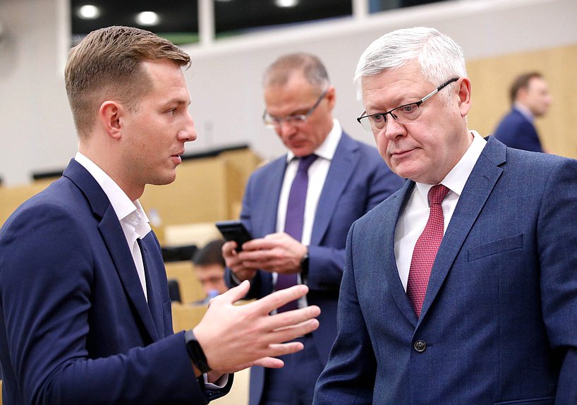 Председатель Комитета по молодежной политике Артем Метелев и Председатель Комитета по безопасности и противодействию коррупции Василий Пискарев