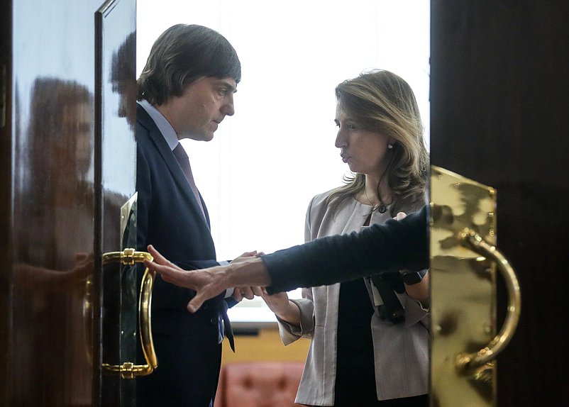 Министр просвещения РФ Сергей Кравцов и заместитель Председателя Комитета по бюджету и налогам Ольга Ануфриева