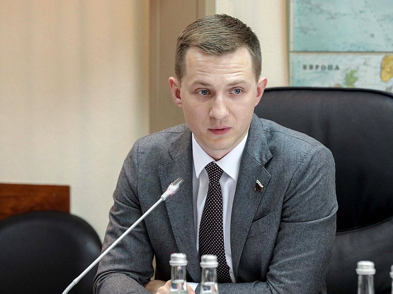Председатель Комитета по молодежной политике Артем Метелев