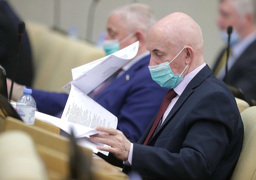 Первый заместитель Председателя Комитета по государственному строительству и законодательству Юрий Синельщиков