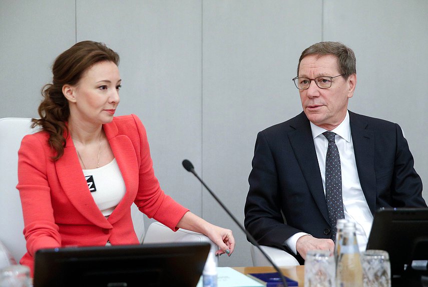 Заместитель Председателя Государственной Думы Анна Кузнецова и Первый заместитель Председателя Государственной Думы Александр Жуков